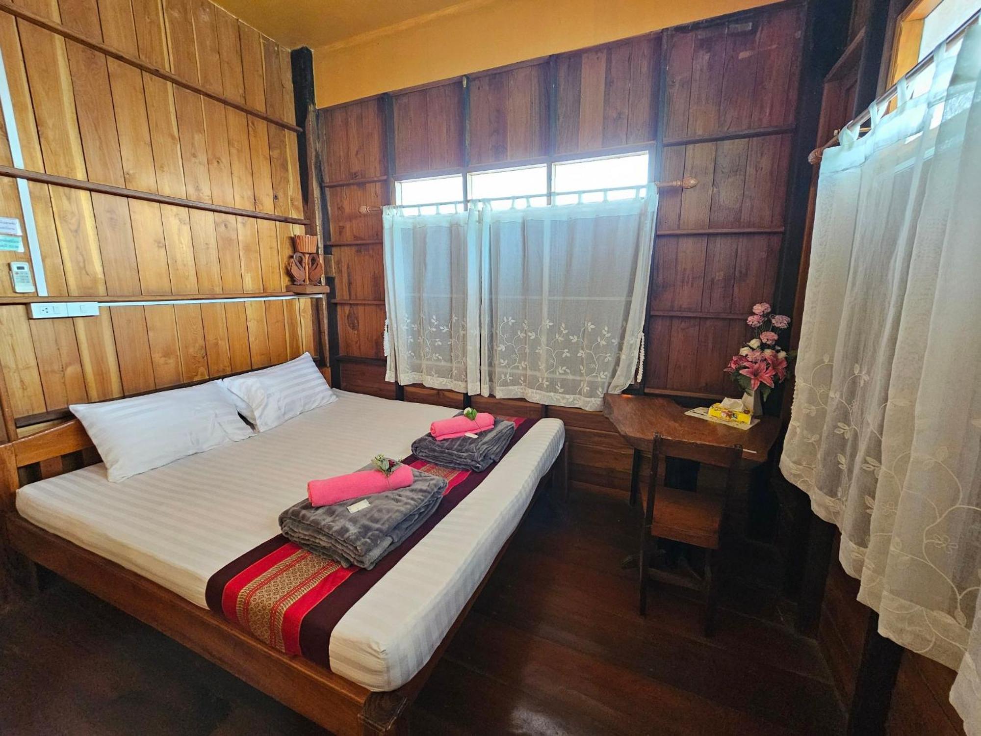 บ้านเรือนไทยมะลิเมืองเก่า スコタイ エクステリア 写真