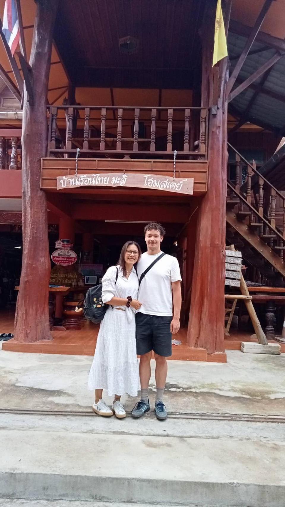 บ้านเรือนไทยมะลิเมืองเก่า スコタイ エクステリア 写真